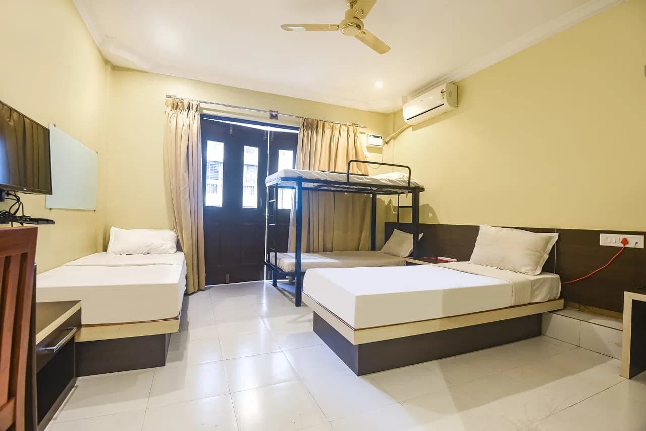 Six Bed Room at Shri Mahakaleshwar Bhakta Niwas